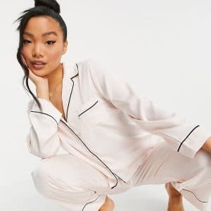 ASOS DESIGN Petite - Lang kortærmet skjorte og bukser pyjamassæt i lyserødt satin-Hvid