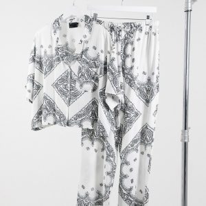 ASOS DESIGN - Tørklæde print skjorte korte ærmer og bukser, pyjamassæt i hvid